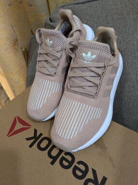 adidas Swift Run Women's Shoes Size 6.5 Ash Pearl Great Comdition